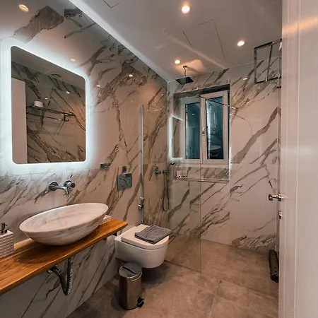 La Villa, Independent With Pool And Jacuzzi *
