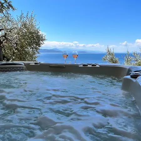La Villa, Independent With Pool And Jacuzzi فيلة خورتو